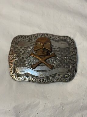 Skull and crossbones belt buckle